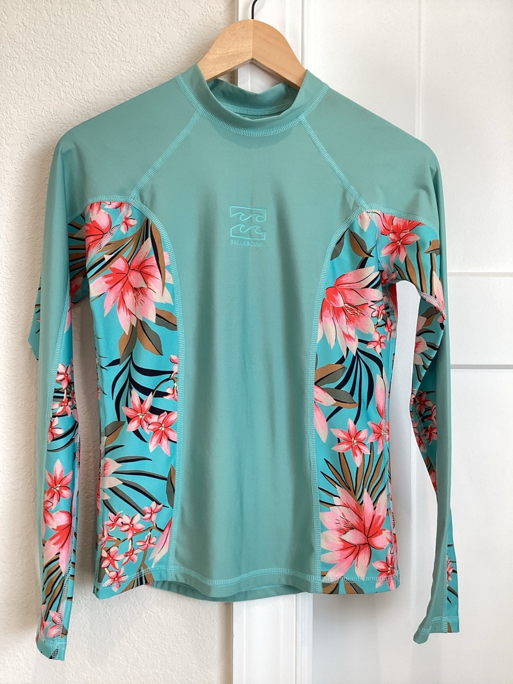 🌊Billabong Women’s Long-Sleeve Surf Shirt Rash Guard Muestra Floral Medium